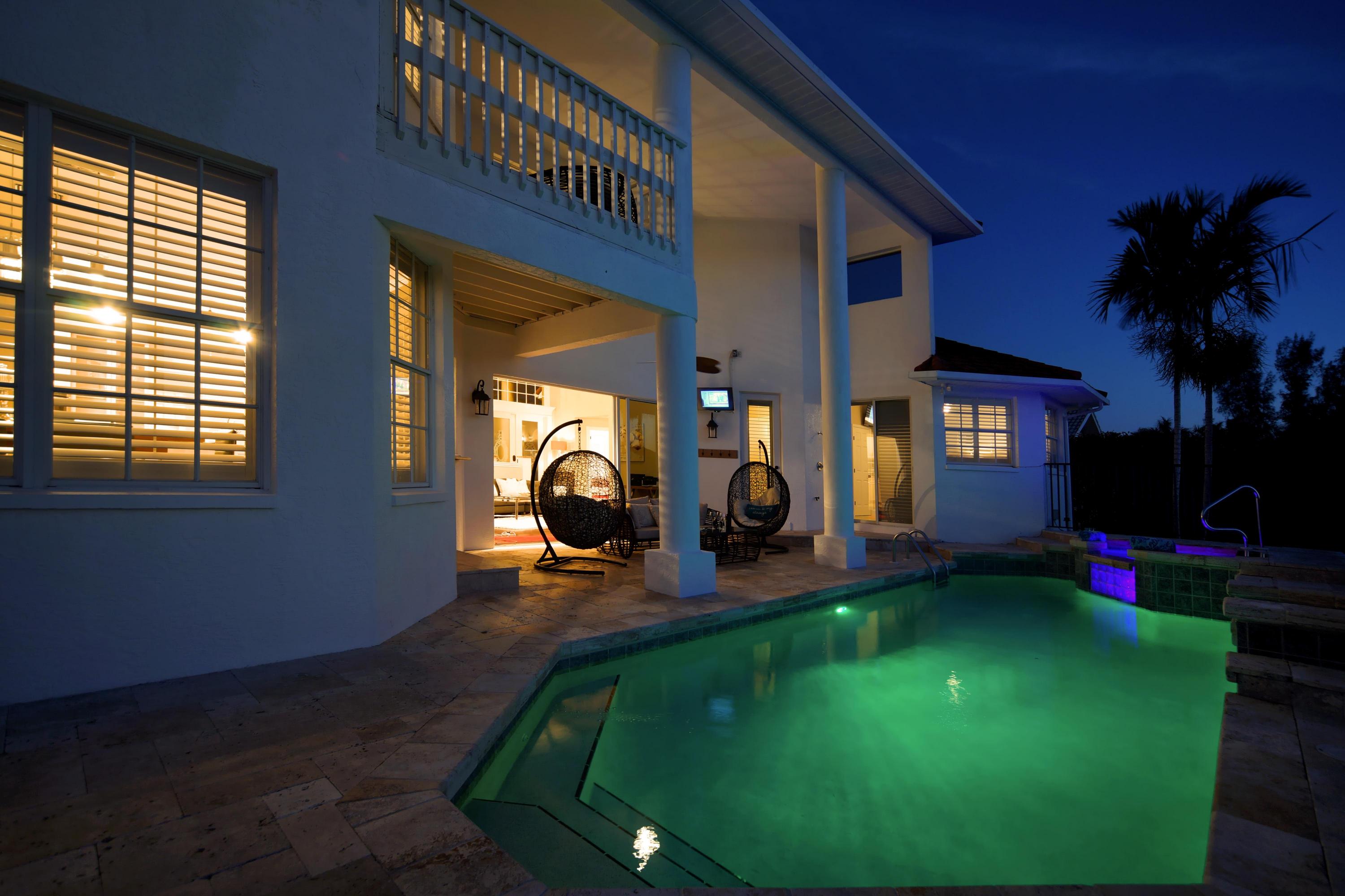 night-pool-in2.jpg